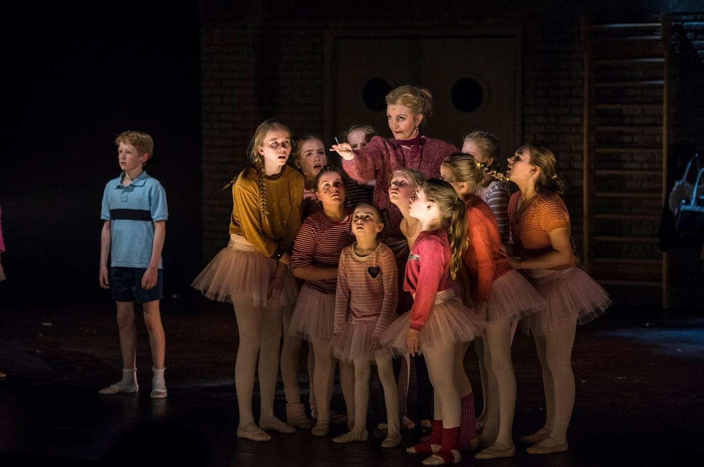 Billy (Hjörtur Viðar Sigurðarson) Mrs. Wilkinson (Halldóra Geirharðsdóttir) and the Ballet Girls
